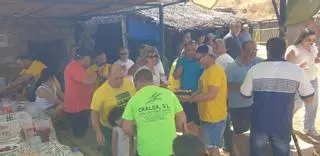 Peñas, vecinos y vistantes disfurtan del recorrido por las bodegas