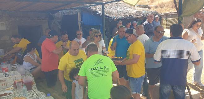 Peñas, vecinos y vistantes disfurtan del recorrido por las bodegas
