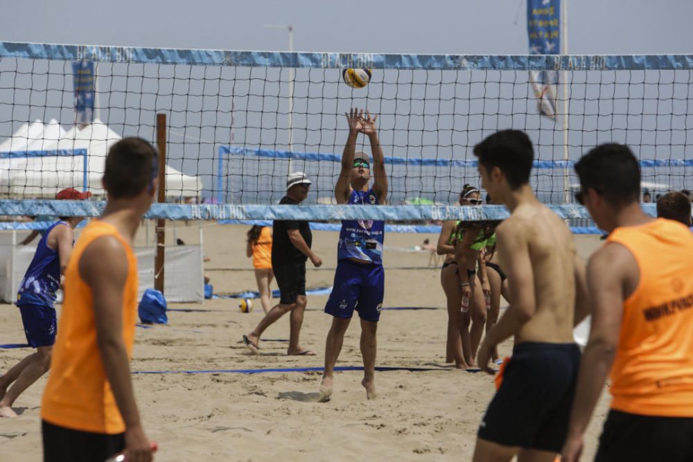 Las playas de València se llenan el primer fin de semana del verano