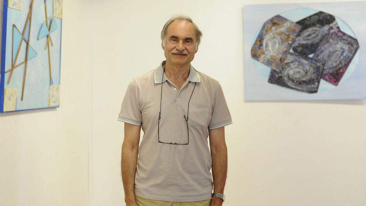 O pintor Nolo Suárez fronte dúas das obras da exposición ‘A través do ar’.