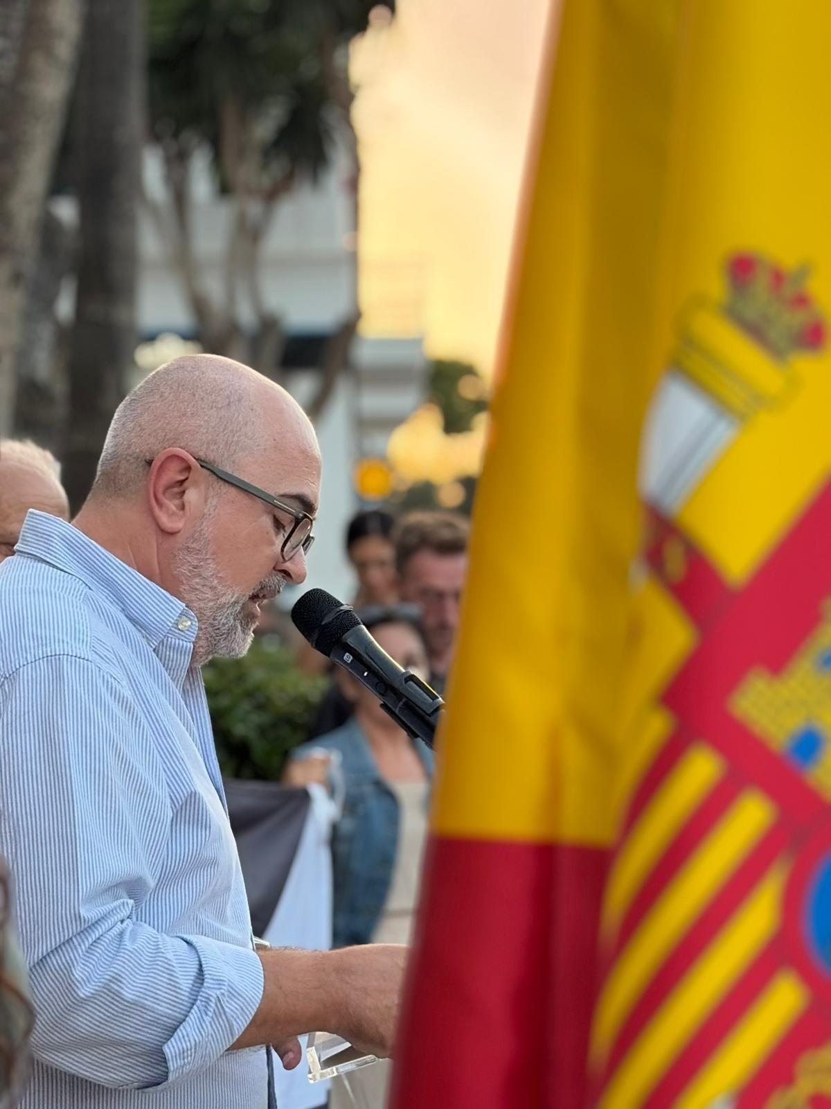 Galería: Concentración en apoyo a Ceuta en el Ayuntamiento de Sant Josep