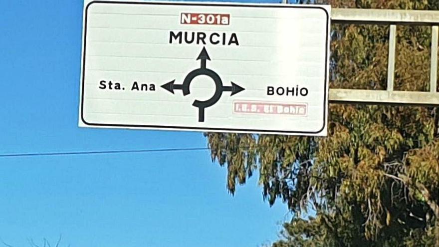 El actual cartel de acceso al Polígono de Santa Ana.