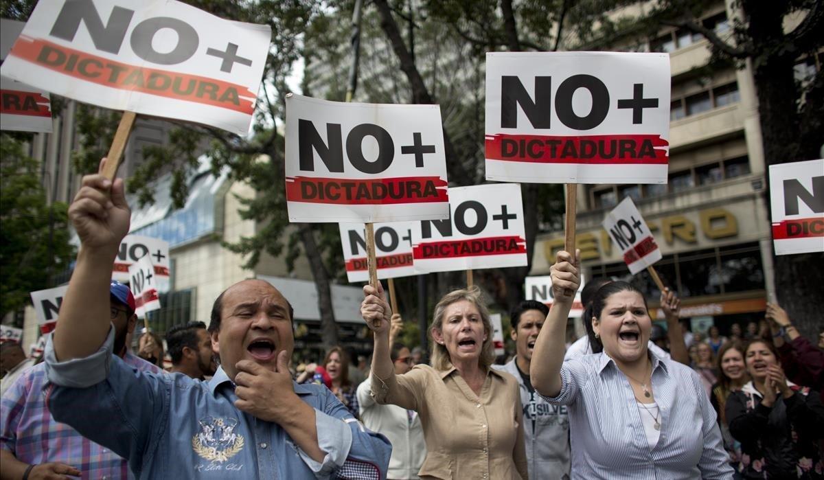 zentauroepp46786873 people holding signs with a message that reads in spanish   190201185216