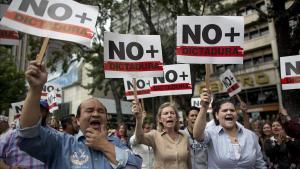 zentauroepp46786873 people holding signs with a message that reads in spanish   190201185216