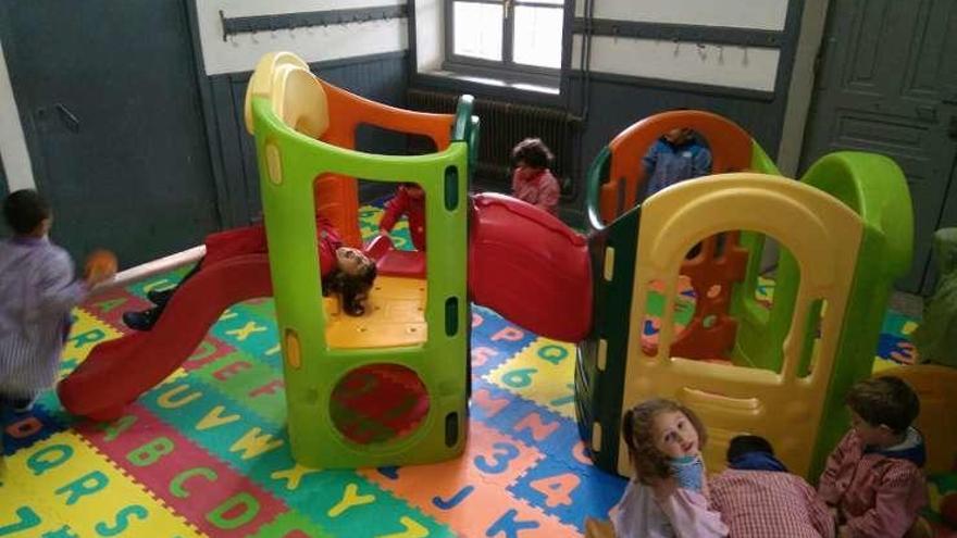 Niños boaleses jugando en las nuevas instalaciones.