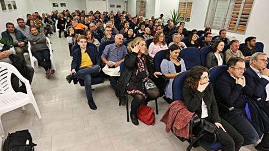 El auditorio del centro de cultura Cervantes se quedó pequeño ante la expectación que generó el coloquio.