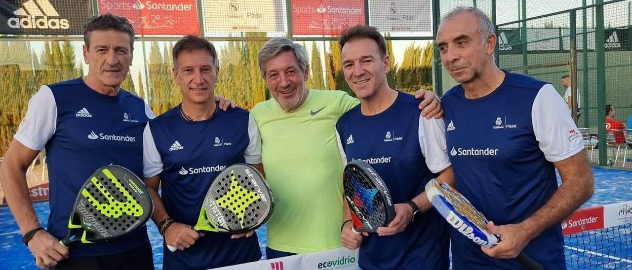 Pedro Jaro, Alfonso Pérez, el presidente del Real Aero Club, José Ángel Palomares, Iván Pérez y Rafael García-Cortése, en la edición del 2021 del torneo de pádel de la Fundación del Real Madrid que se celebró en las instalaciones del club cordobés.