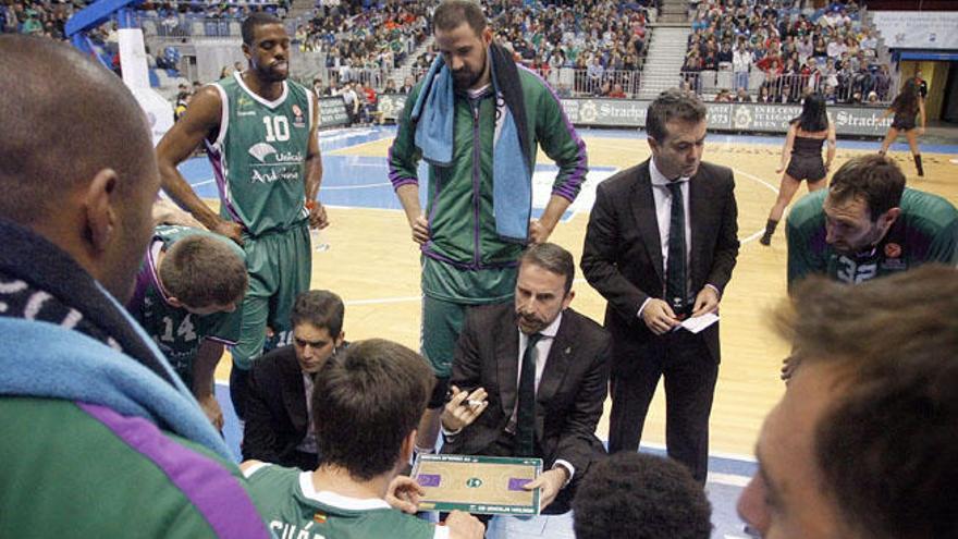 Joan Plaza, entrenador del Unicaja, da instrucciones a sus hombres durante un tiempo muerto ante el CSKA.