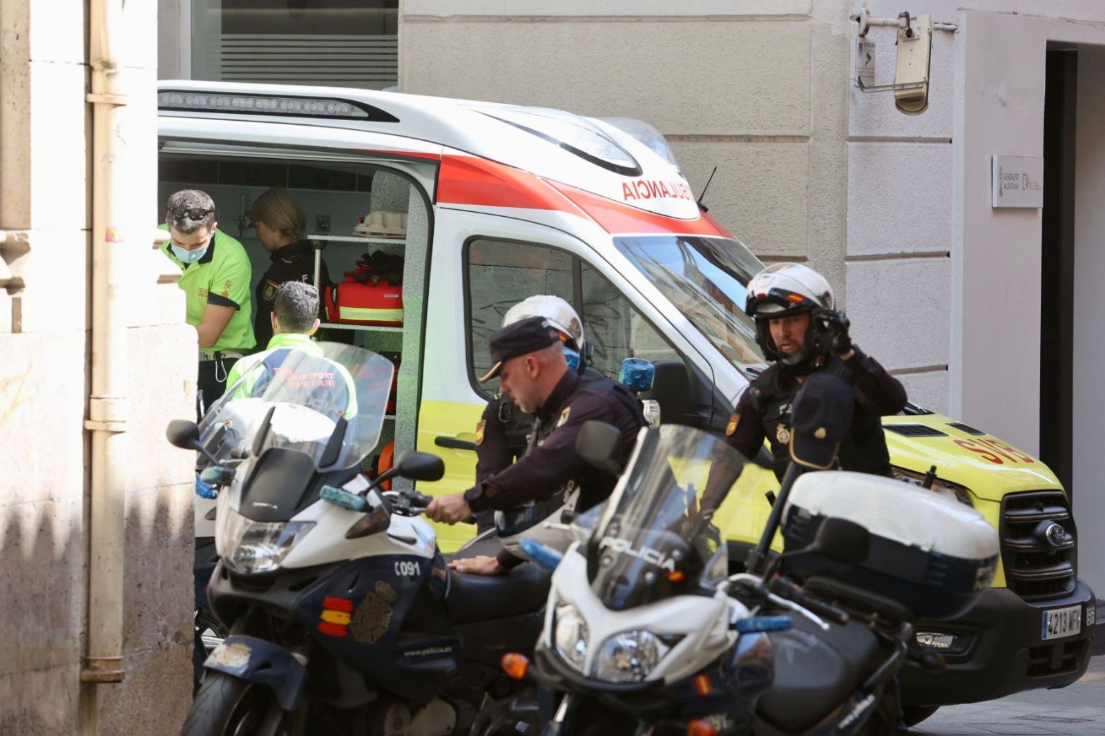 Cordón policial en Alicante debido a una mujer que se ha echado gasolina y ha intentado quemarse a lo bonzo