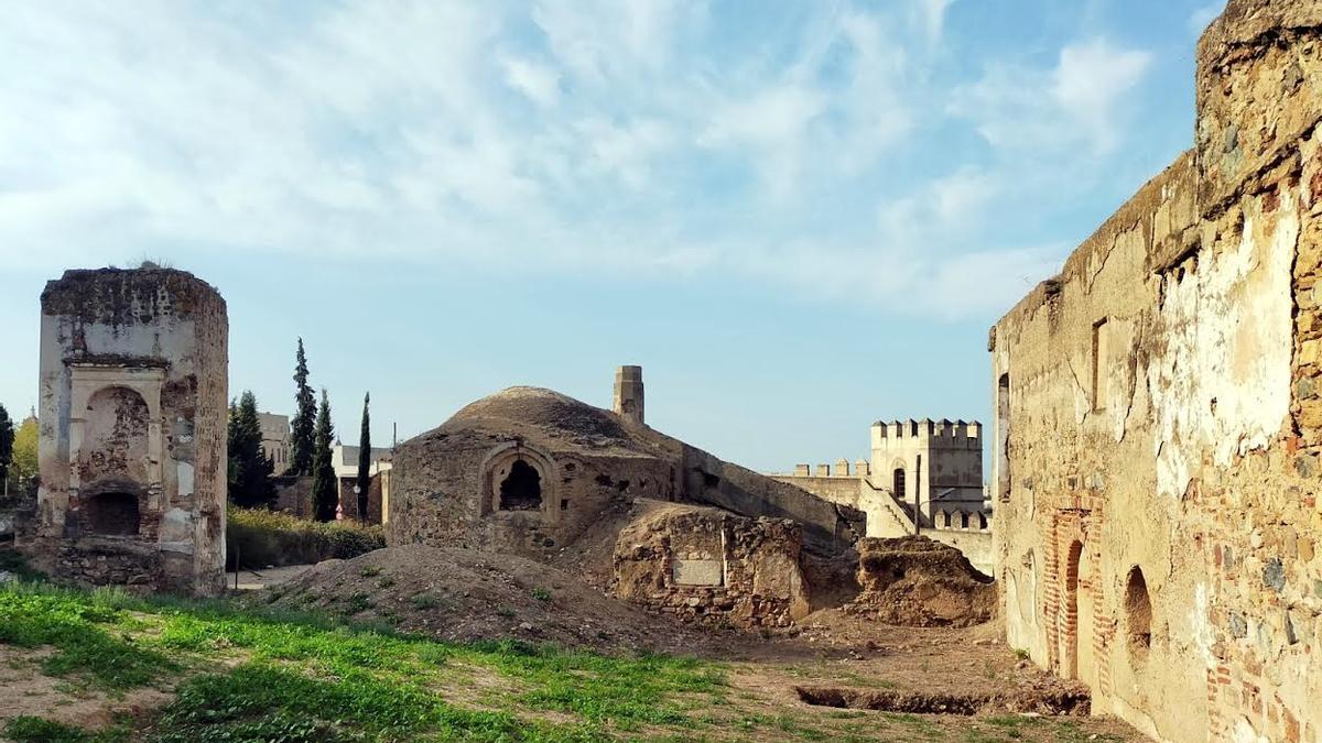 Restos de las ermitas del Rosario y Nuestra Señora de la Consolación en el interior de la alcazaba.