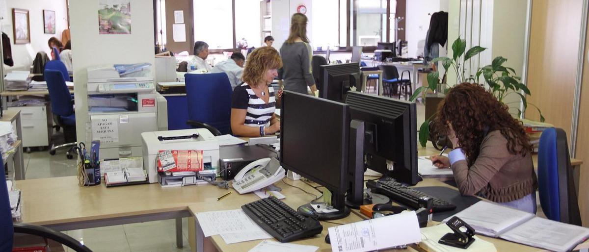 Un equipo de funcionarios trabajando.