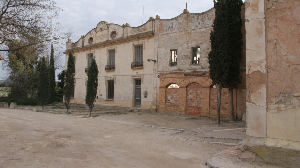 Imagen de la fachada lateral del palacio de los condes donde se aprecia la cabeza de león sustraída en los últimos meses.