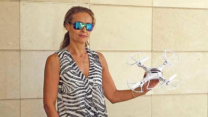 La madre de la niña que volaba el dron lo sostiene en la mano.