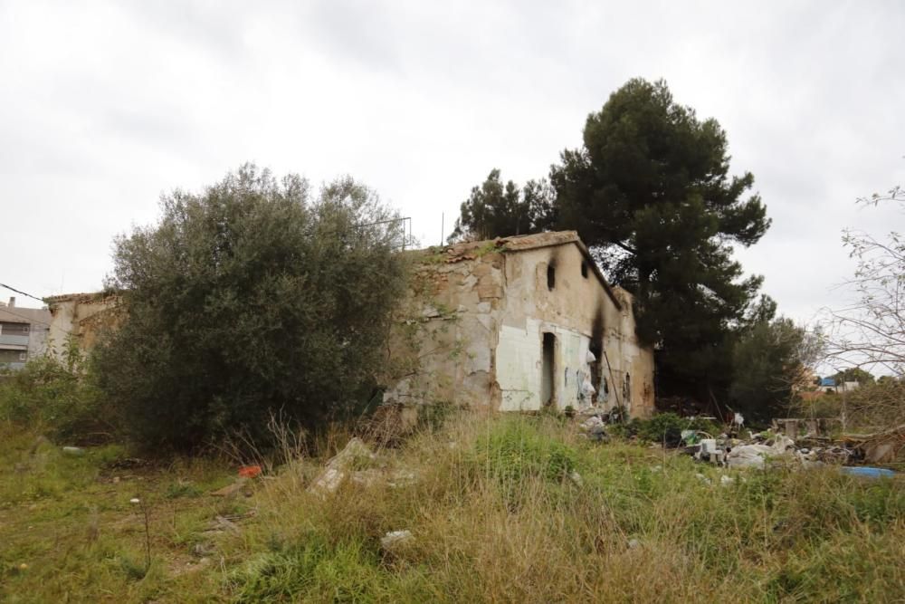 Devastador incendio en una 'possessió' abandonada de Can Pastilla