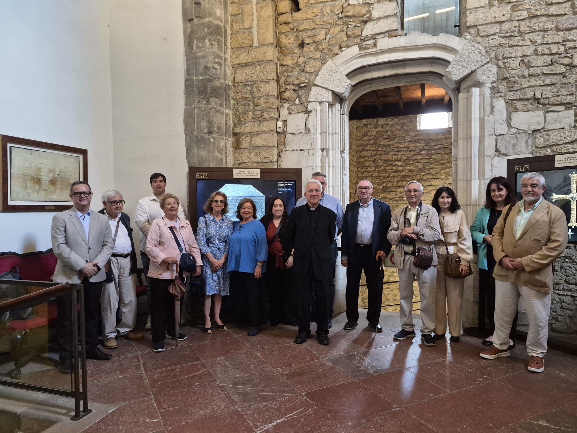 Por la izquierda, Pedro Peinado, Jesús García, Álvaro Presno, Pilar Marín, María Aurora Otal, Marisol Carretero, Rocío García, Benito Gallego, Rodrigo Álvarez, Guillermo Heras, Felipe Montero, Ana Álvarez, Almudena Ordóñez y Juan Manuel Miñarro, en la Catedral.