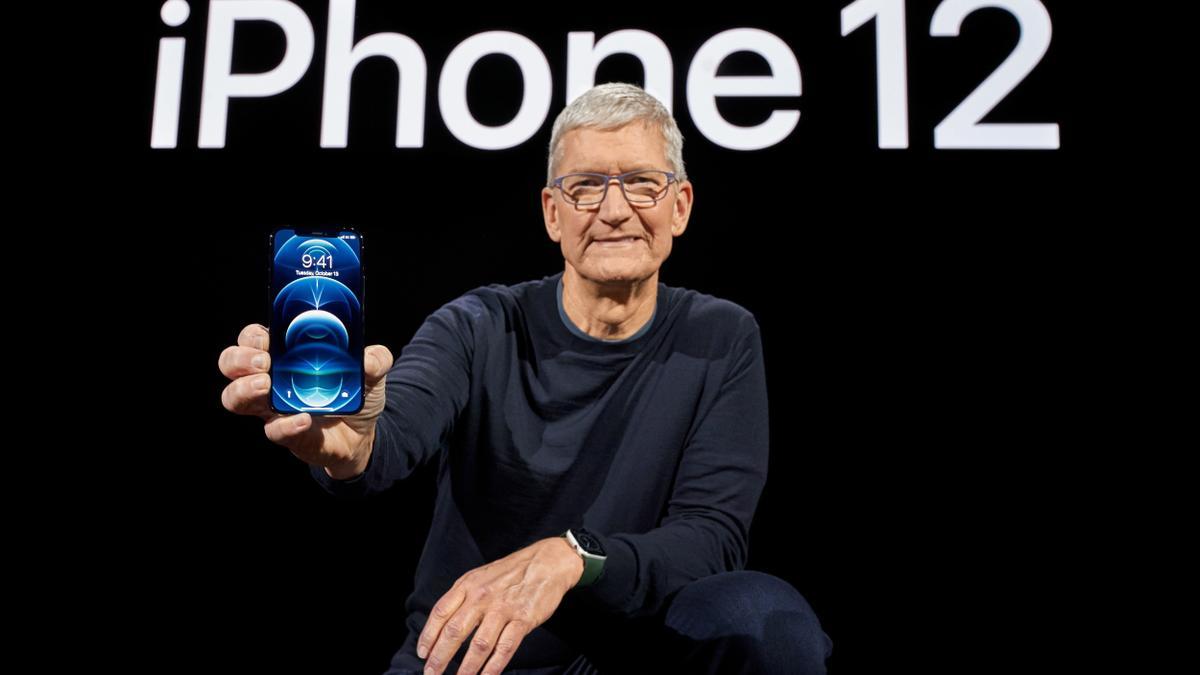 El CEO de Apple, Tim Cook, muestra el iPhone 12 Pro en la sede de la compañía, en Cupertino, California, EEUU, el pasado 13 de octubre de 2020.