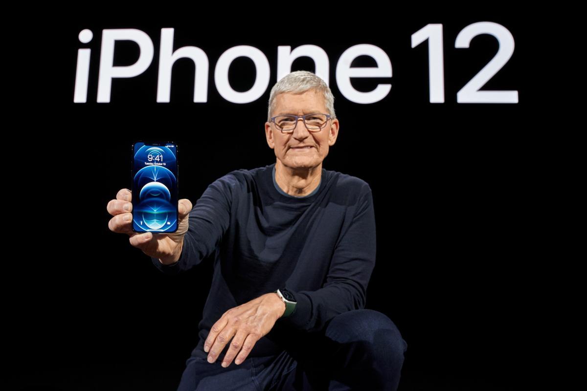 El CEO de Apple, Tim Cook, muestra el iPhone 12 Pro en la sede de la compañía, en Cupertino, California, EEUU, el pasado 13 de octubre de 2020. 