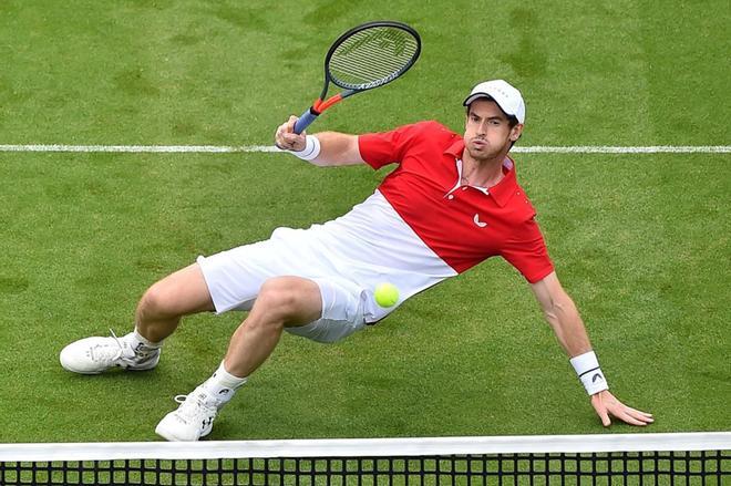 Andy Murray de Gran Bretaña y Marcelo Melo de Brasil regresan a Juan Sebastian Cabal y Robert Farah de Colombia durante el partido de dobles masculino en el torneo internacional de tenis ATP Nature valley en Eastbourne, sur de Inglaterra.