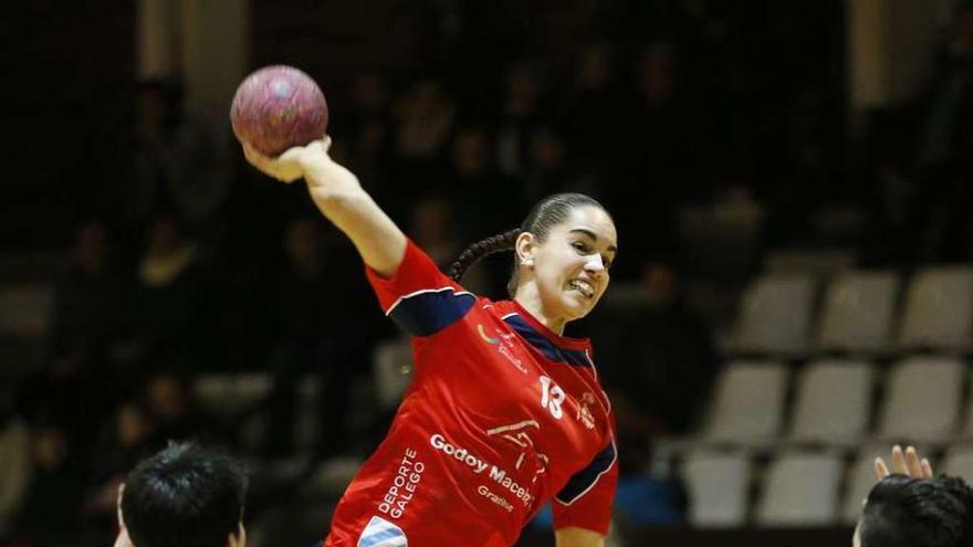 Un lance de un partido de la pasada campaña del Balonmano Porriño. // Ricardo Grobas