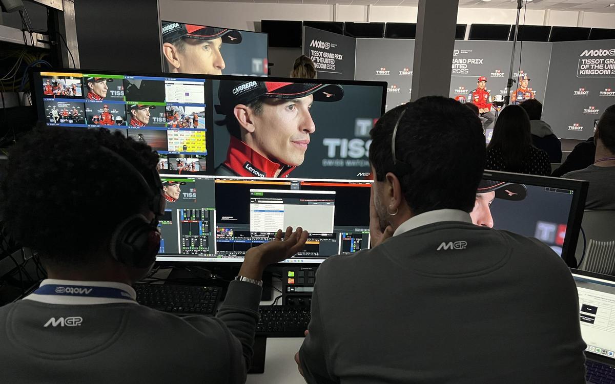 Marc Márquez, reflejado en uno de los monitores del realizador de la conferencia de prensa de hoy en Silverstone.