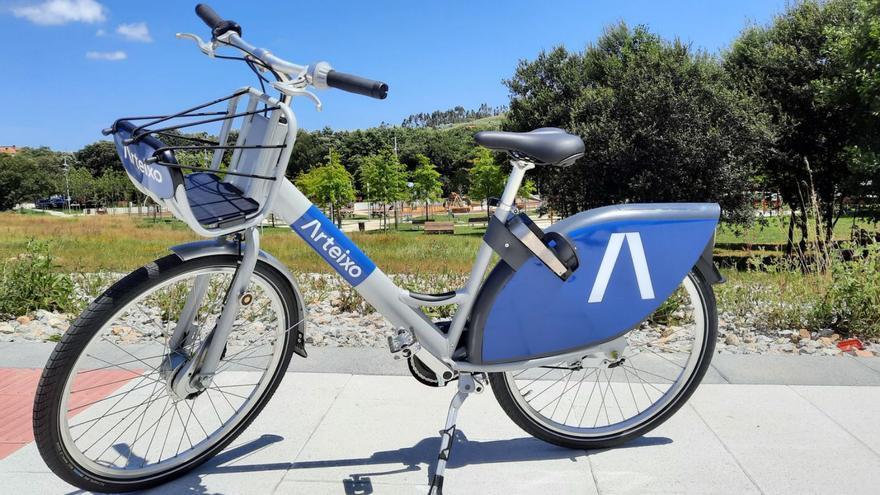 Una bicicleta de la flota municipal, en el entorno de la estación del centro de salud. |   // LA OPINIÓN