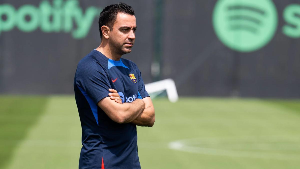 Xavi mira el entrenamiento.