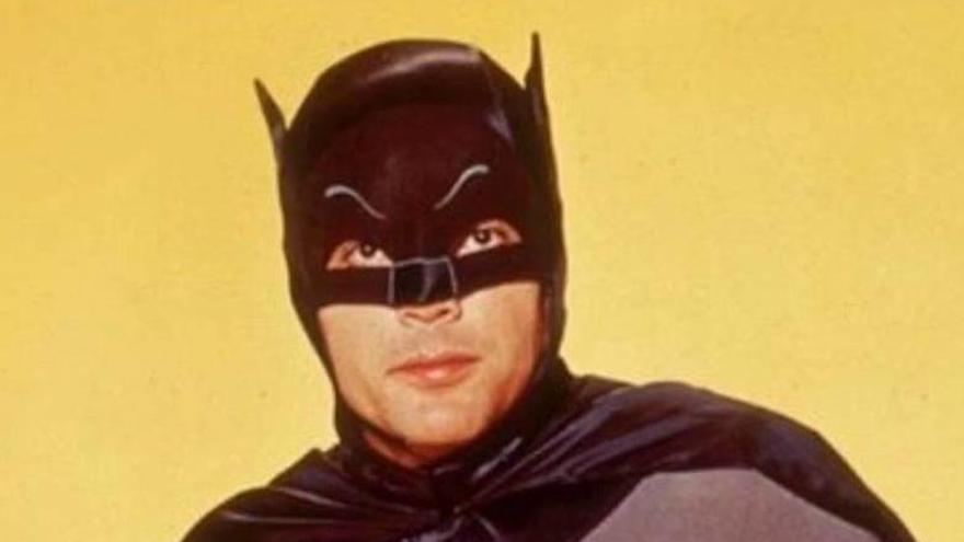 Adam West con el traje de Batman.