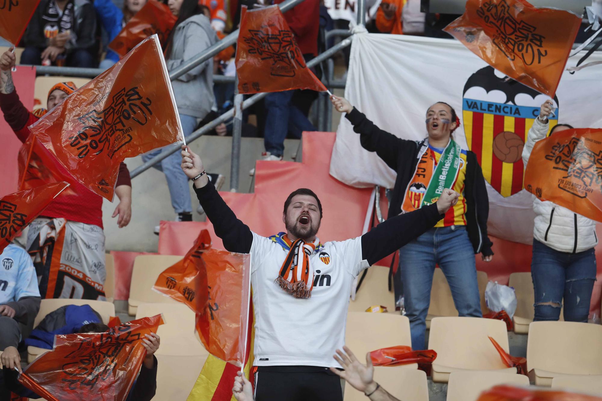 La afición valencianista llena de color el estadio de La cartuja