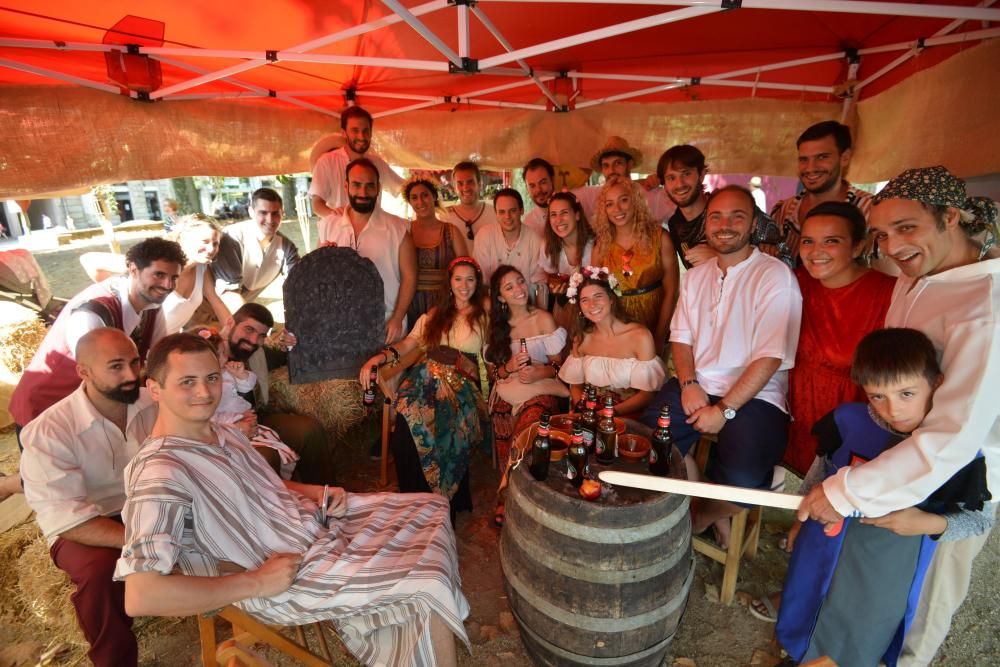 Miles de personas eligieron volver al medievo en Pontevedra en vez de refrescarse en la playa pese al calor extremo.