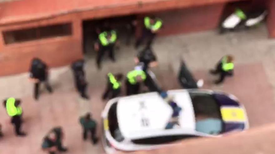 Reducen a un hombre atrincherado en un piso que amenazaba a tres mujeres con dos cuchillos en Torrevieja