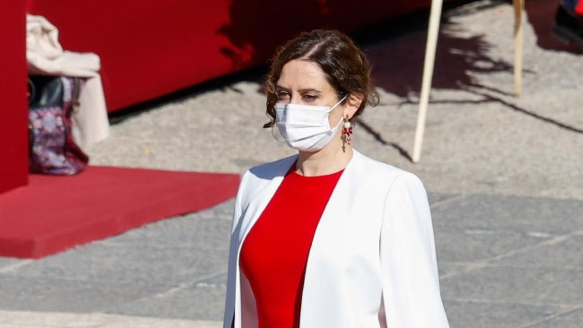 Isabel Díaz Ayuso con vestido rojo y chaqueta blanca durante el Día de la Hispanidad