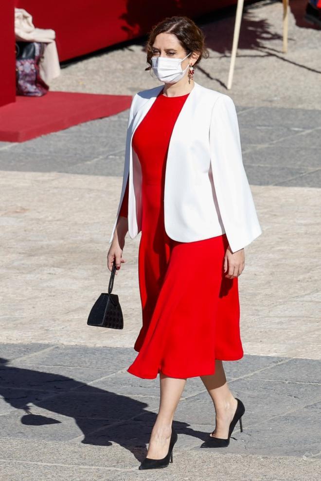 Isabel Díaz Ayuso con vestido rojo y chaqueta blanca durante el Día de la Hispanidad