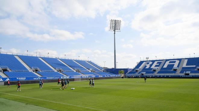 Una auditoría interna obliga a cambiar el césped del Ibercaja Estadio: el Real Zaragoza no podrá usarlo hasta mediados de agosto