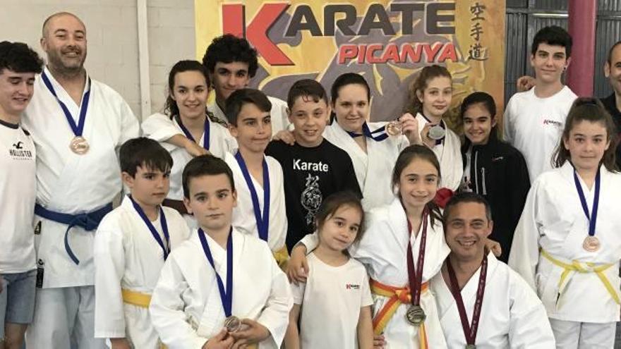 El Karate Picanya logró diez metales en el campeonato oficial de katas.