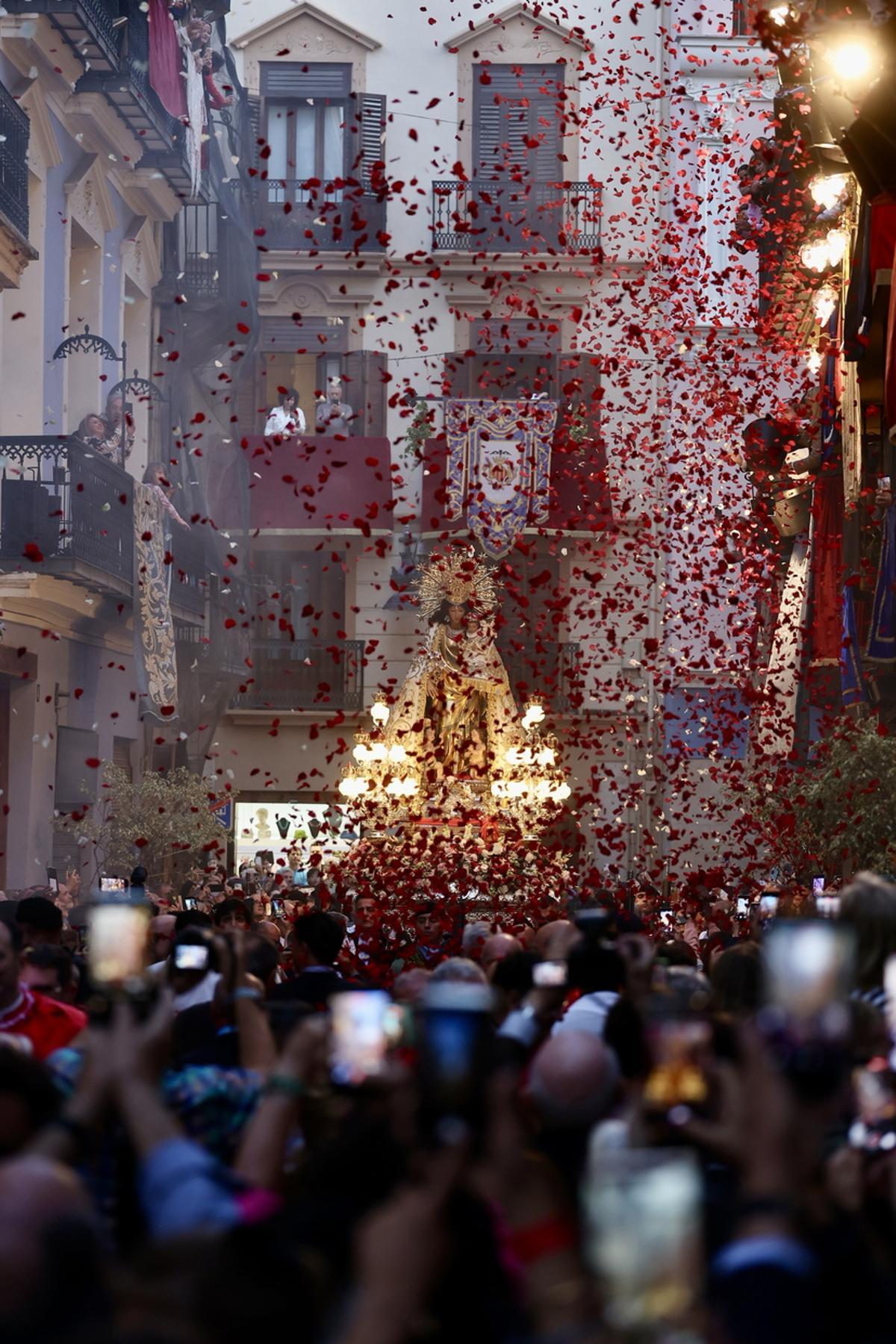 Carmen, Marta y la corte en la procesión de la Virgen de los Desamparados