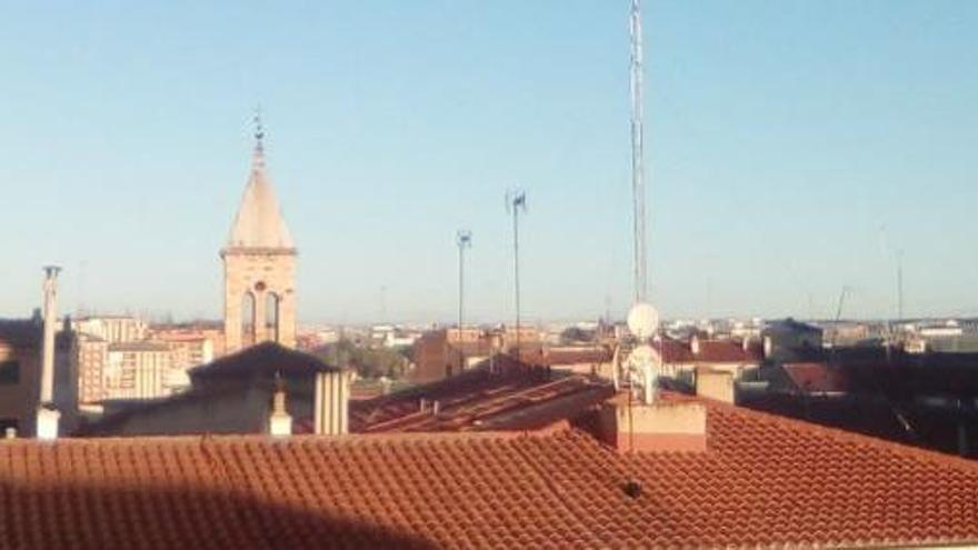 La torre de la iglesia de Lourdes se perfila sobre los cielos despejados esta mañana en la capital