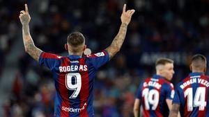 El delantero del Levante Roger Martí celebra tras marcar el gol del empate.