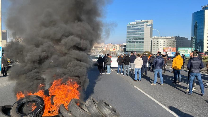 La plantilla de Alu Ibérica recrudece sus protestas en A Coruña y corta el tráfico en Alfonso Molina