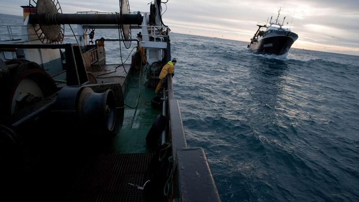 Así son las complicadas labores de pesca en el Cantábrico embravecido