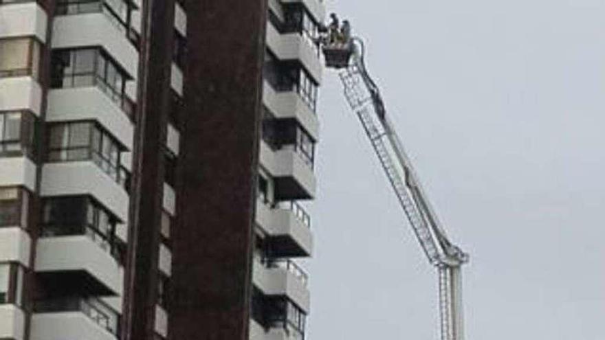 Una intervención en Castelao obligó el uso de su mayor escalera.