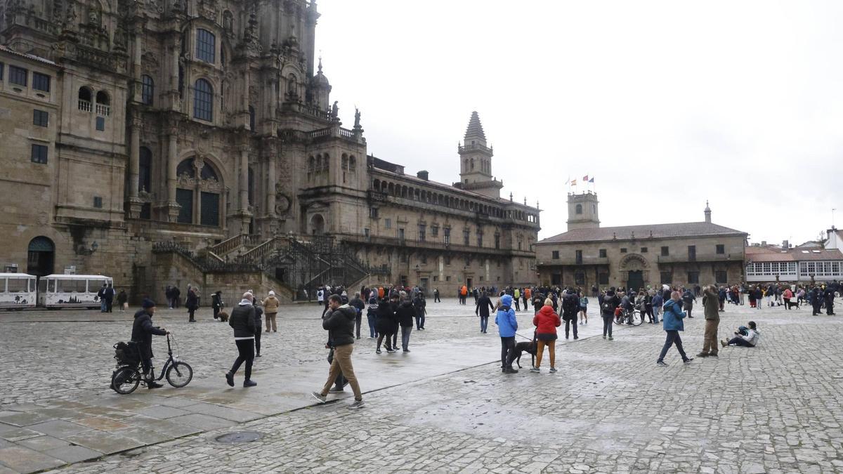 Turistas en la Praza do Obradoiro de Santiago el pasado Domingo de Resurrección