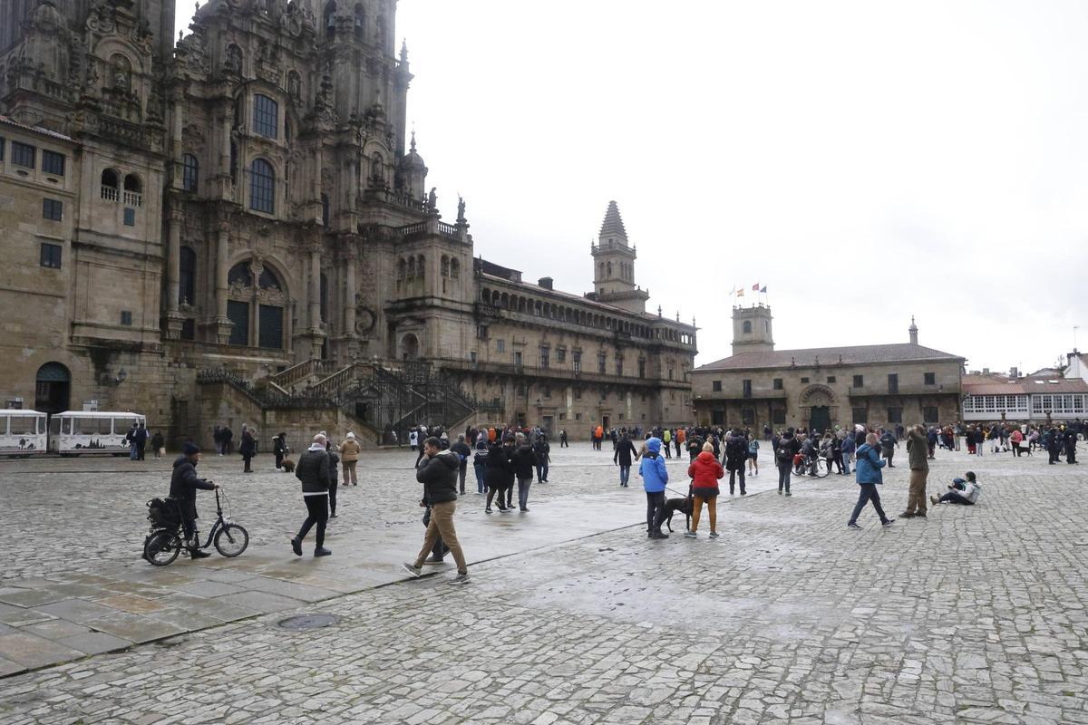 Turistas en la Praza do Obradoiro de Santiago el pasado Domingo de Resurrección
