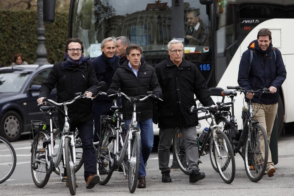 Perico Delgado pasea por el carril bici con Ribó y Grezzi