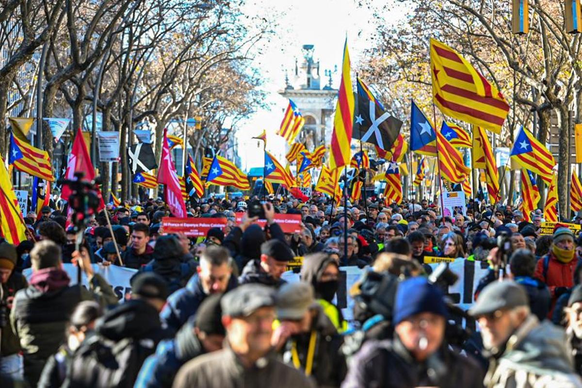 Manifestantes por la cumbre entre Francia y España, en su camino por las calles de Barcelona hacia la plaza de Sant Jaume