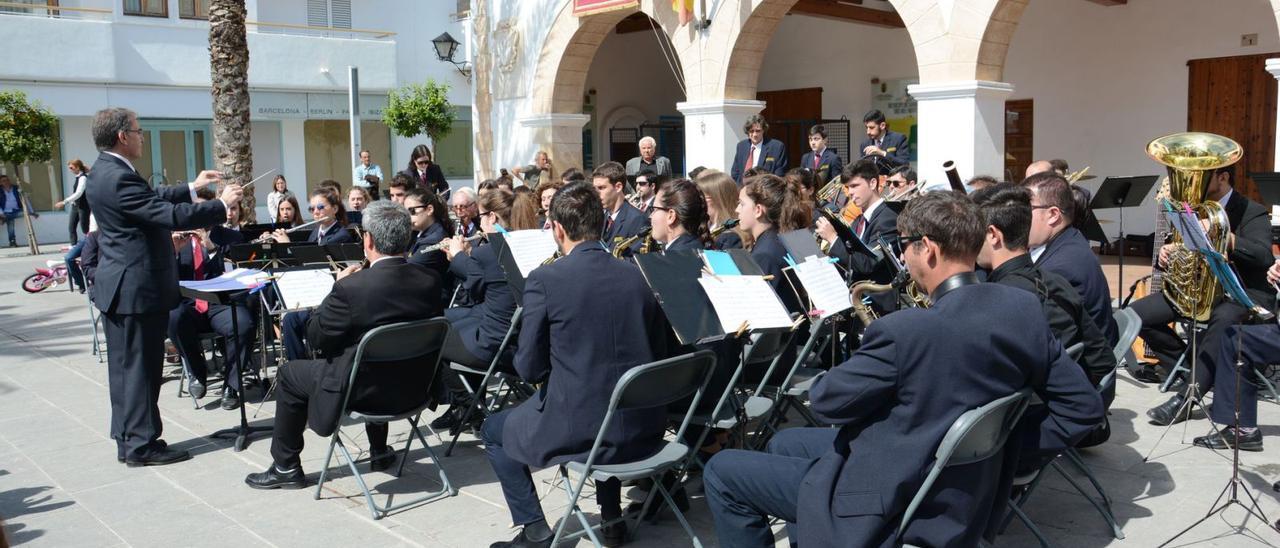 Imagen de archivo de una actuación de la Banda Municipal de Música de Santa Eulària, junto al ayuntamiento de la localidad.   |  D.I.