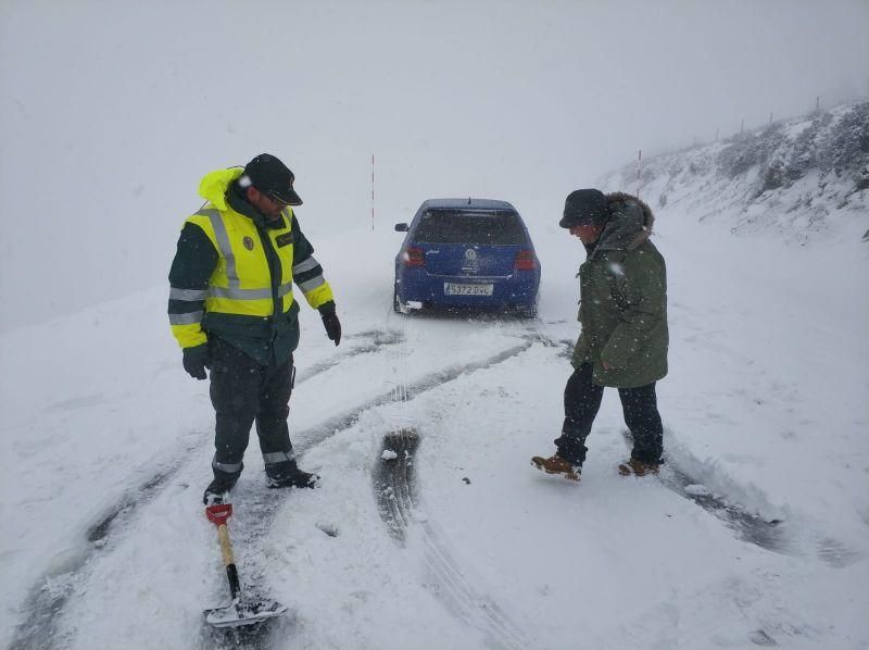 Carretera nevada en Carballeda de Valdeorras tras una jornada gélida. // FDV