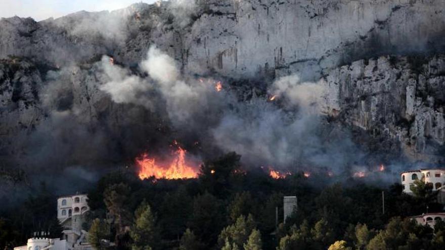 Un incendio arrasa 30 hectáreas en Calp y obliga a desalojar a una veintena de vecinos