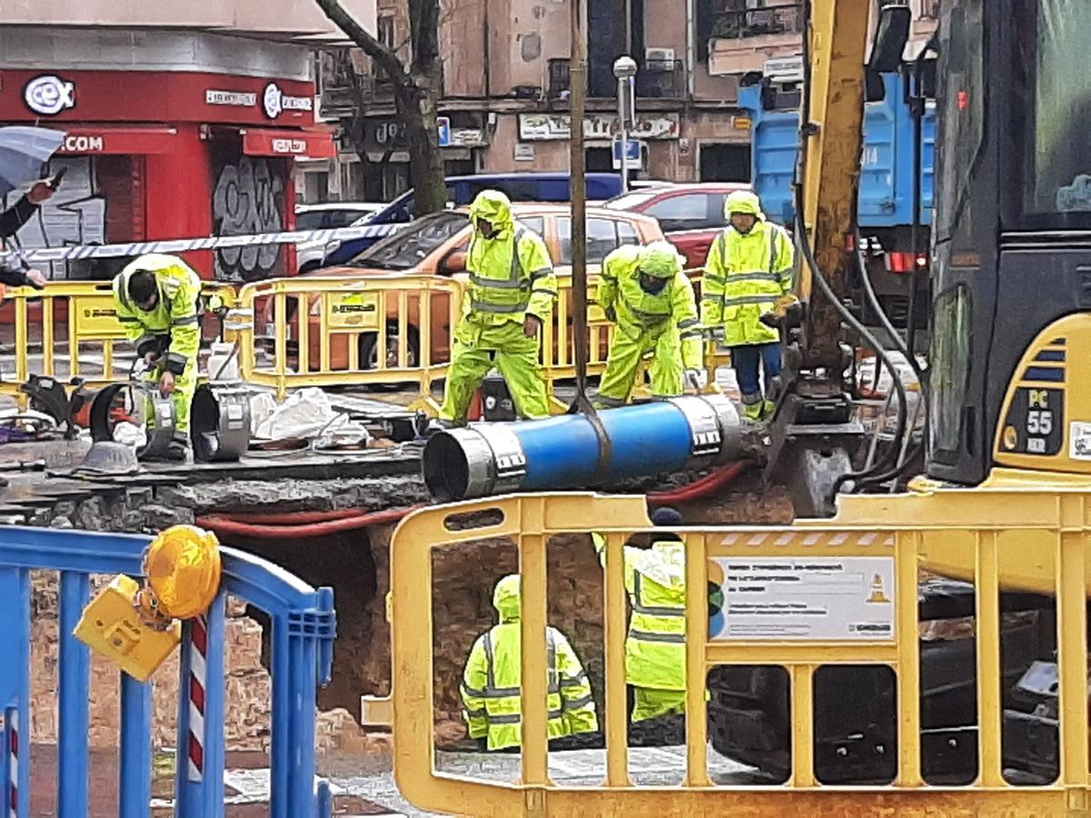 La borrasca Juliette provoca un socavón en las avenidas de Palma La borrasca Juliette provoca un socavón en las avenidas de Palma