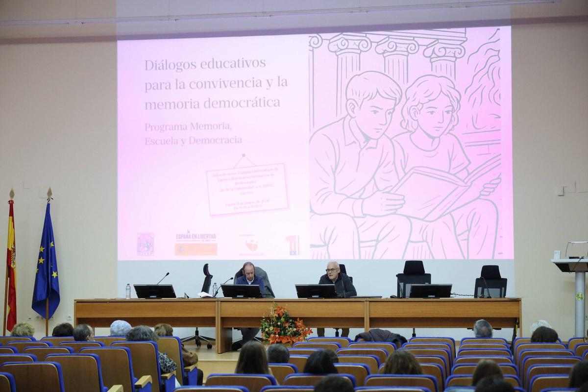 Galería | Así fue la charla en Cáceres