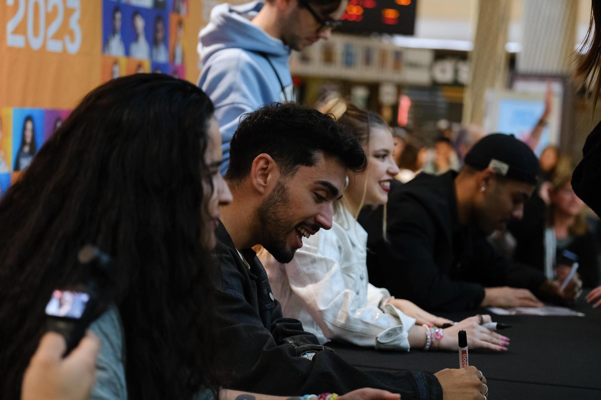 Firma de discos de Operación Triunfo 2023, en el centro comercial Rosaleda.